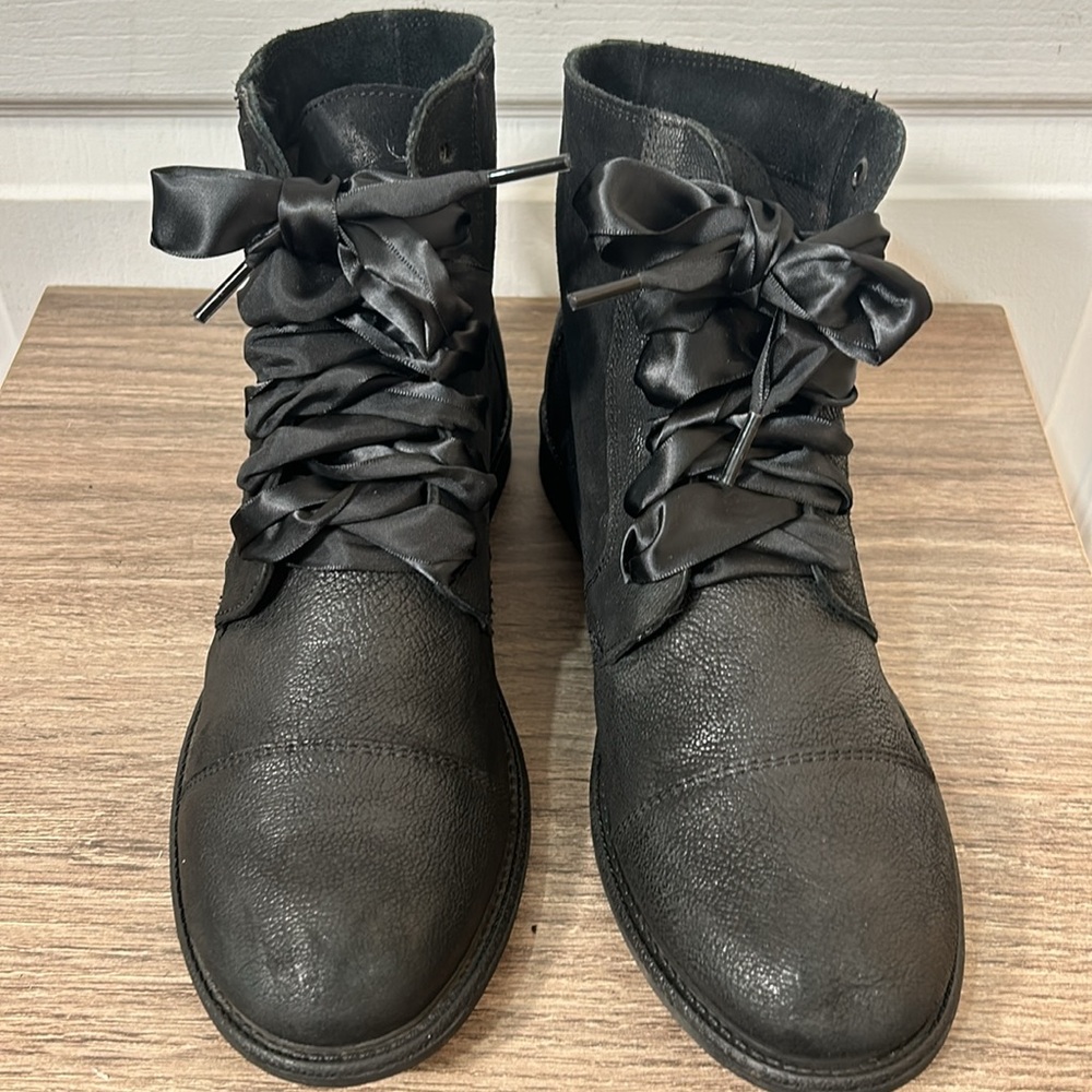 LEVIS WOMEN LEATHER BLACK BOOTS IN SIZE 9